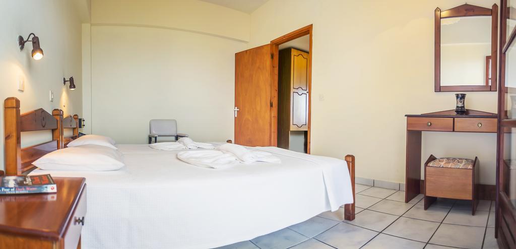 Yiannis Ηotel Foinikion ภายนอก รูปภาพ